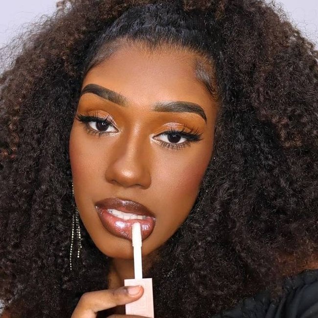 Bronze ou Cobre? Descubra o Tom de Iluminador Ideal para sua Pele Negra