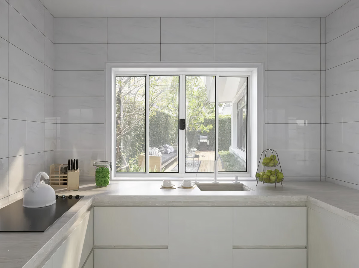 Janela de quarto com persiana