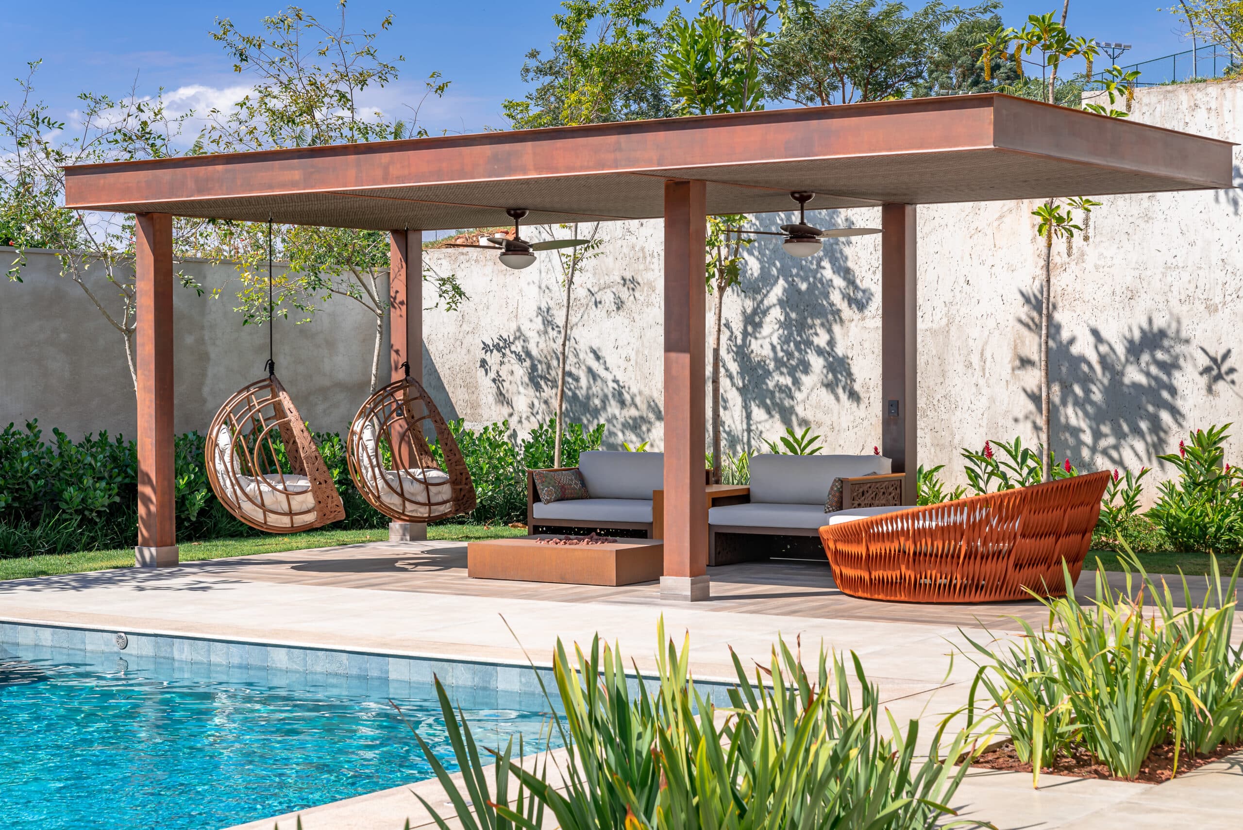 ideias de pergolado com piscina para inspirar