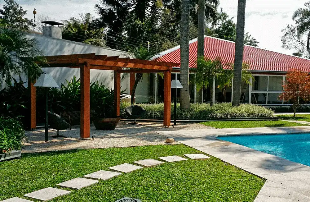 como escolher o tamanho ideal de piscina de fibra para pergolado