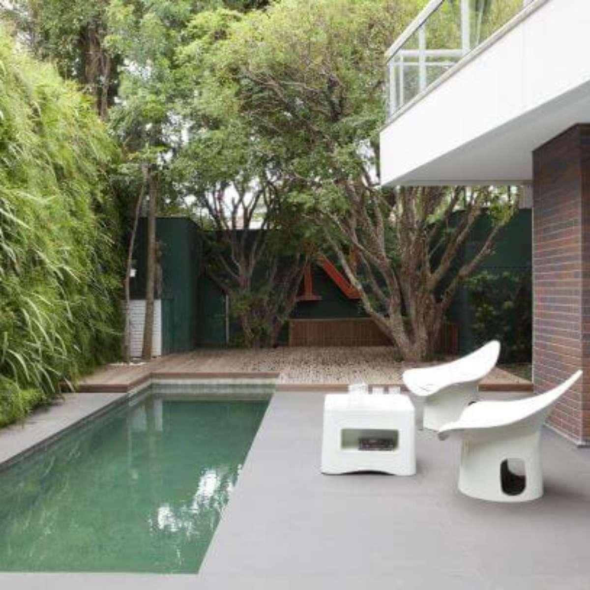 jardim com pergolado e piscina de fibra