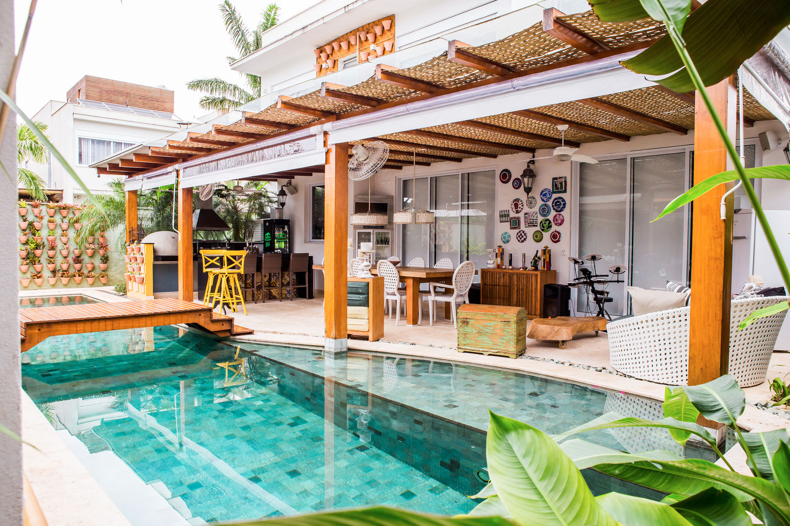 pergolado de madeira vs metal para piscina