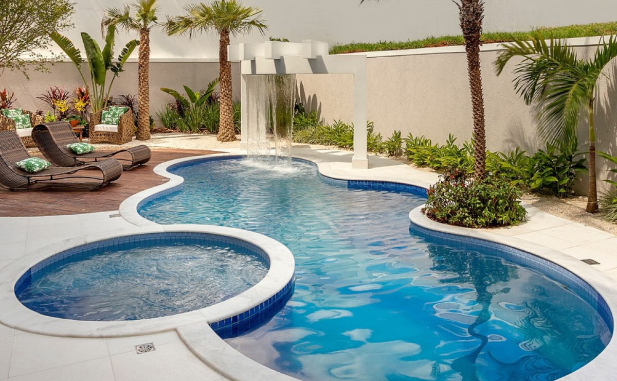 jardim com pergolado e piscina de fibra