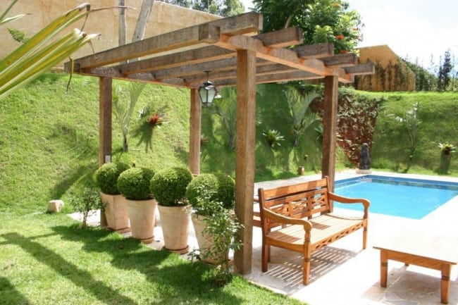 pergolado de madeira vs metal para piscina