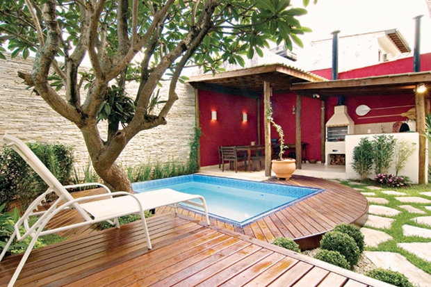 pergolado de madeira vs metal para piscina