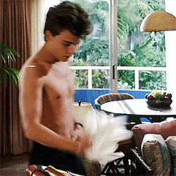 Lily-Rose Depp e a Nudez na Carreira Artística: Uma Análise