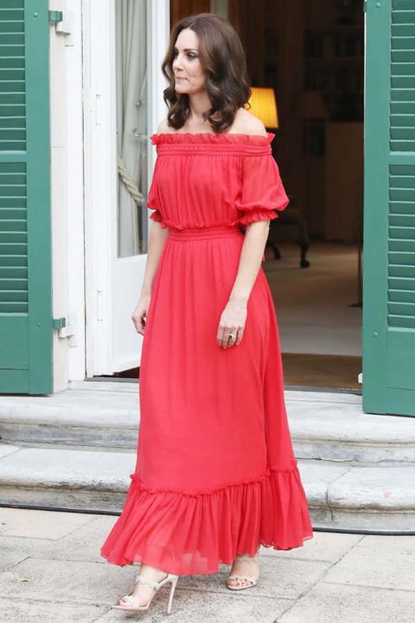 como evitar erros ao usar vestido vermelho como a realeza