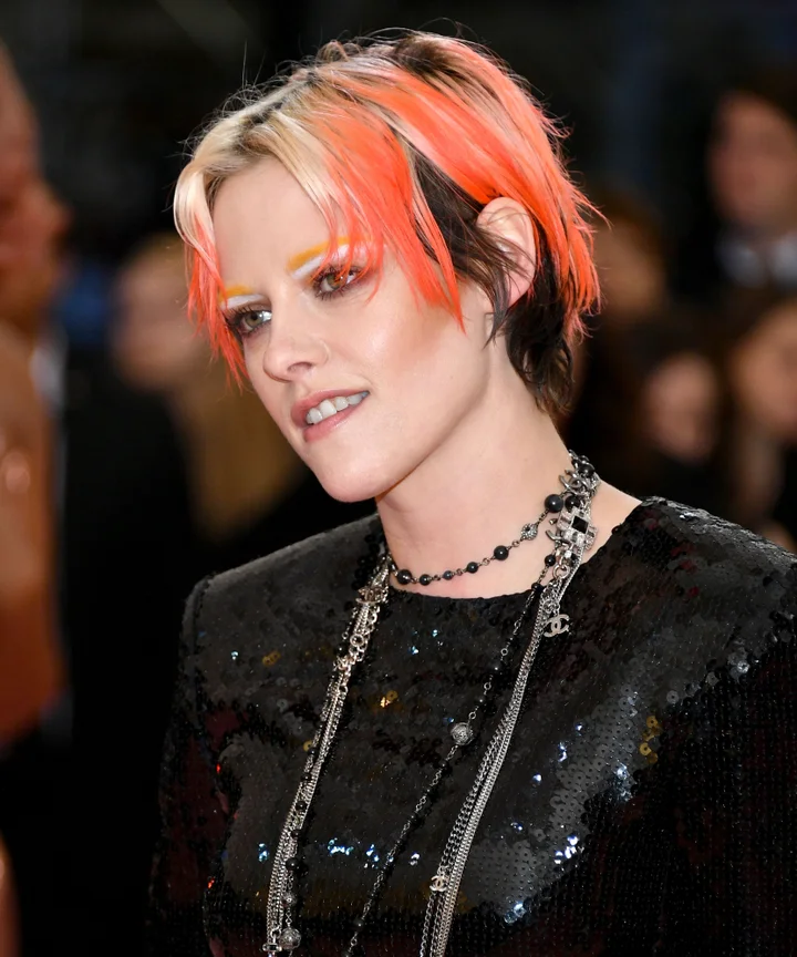 Desvendando a atitude punk-rock de Kristen Stewart nos looks
