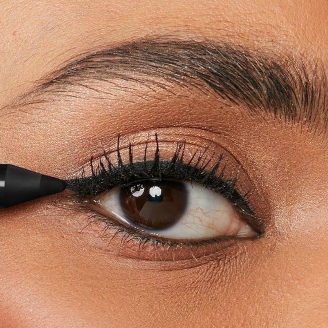 Guia Completo: Como Escolher o Demaquilante Ideal para Seus Olhos