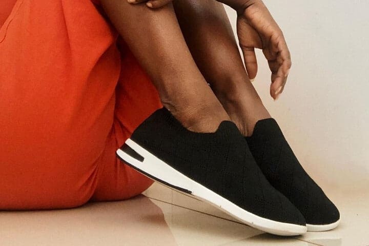 looks inspiradores com tênis preto feminino