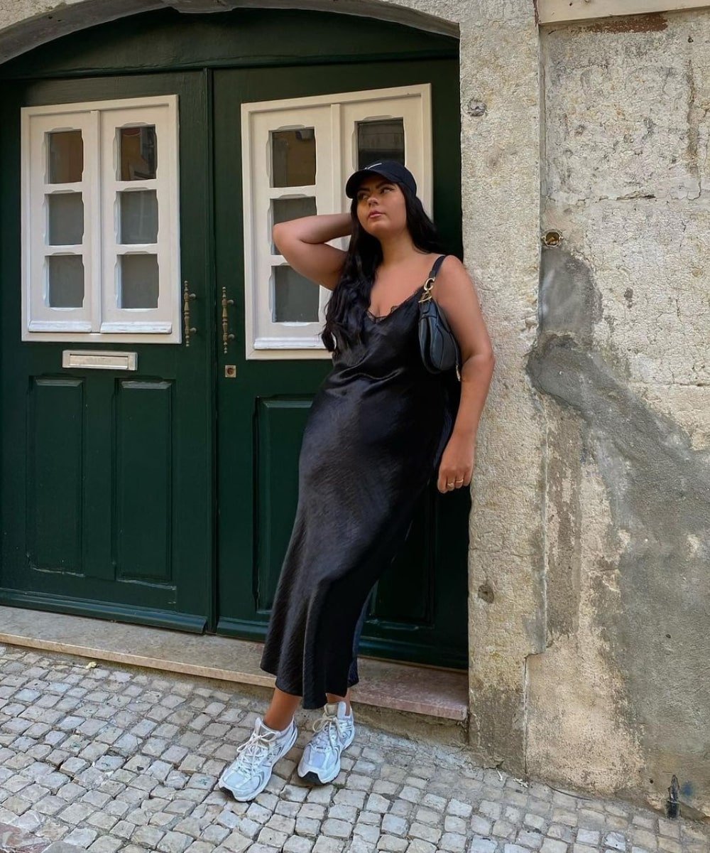 looks inspiradores com tênis preto feminino