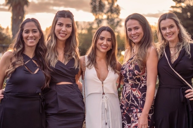 vestido midi floral vs calça de alfaiataria para conhecer a família