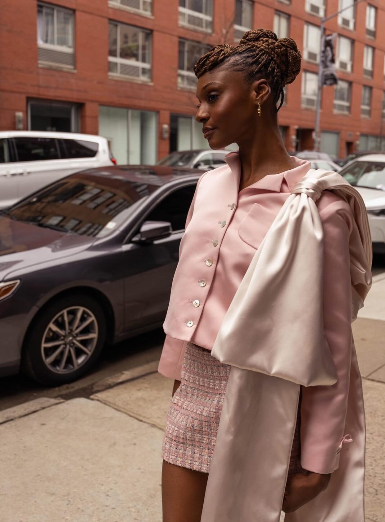 vestido midi floral vs calça de alfaiataria para conhecer a família