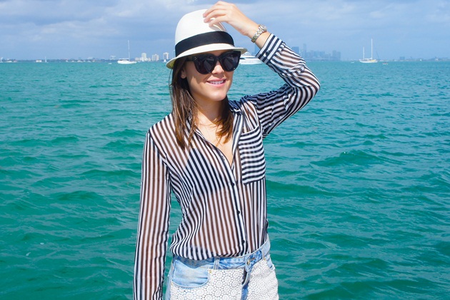 5 Dicas de Moda para Passeio de Barco
Como Montar o Look Perfeito para um Dia no Mar
Moda Masculina: O Que Vestir em um Passeio de Barco
Acessórios Essenciais para um Passeio de Barco Inesquecível
Looks Femininos para Lancha: Elegância e Conforto