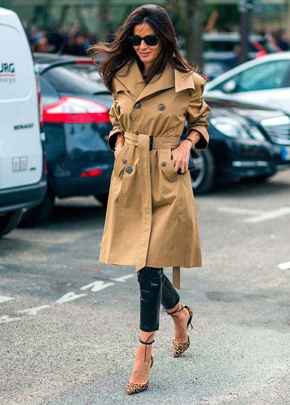 trench coat com jeans e tênis