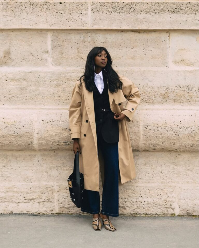 trench coat com jeans e tênis