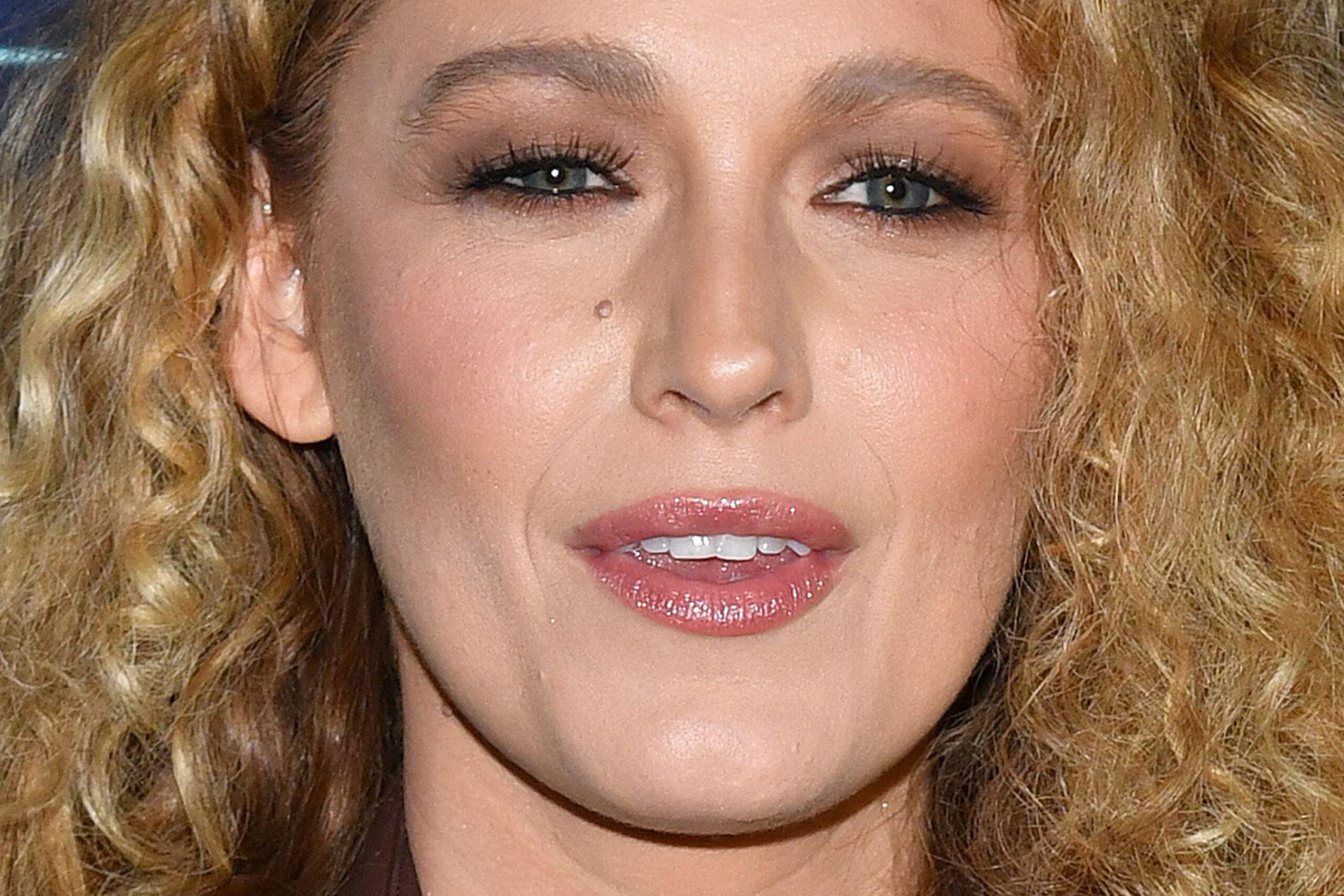 Os Segredos da Pele Iluminada de Blake Lively: Produtos e Aplicações