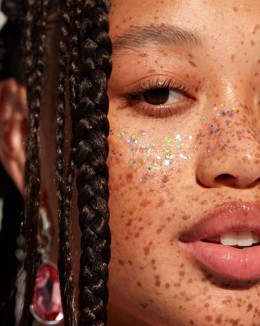 Maquiagem de Carnaval para pele oleosa: produtos e truques