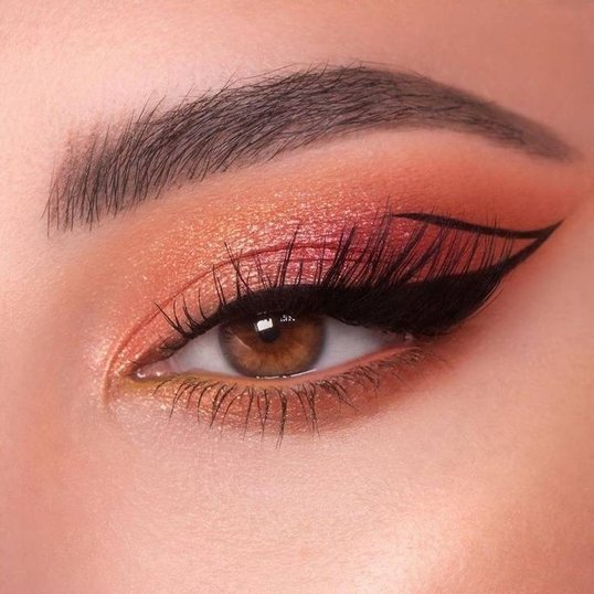 Delineado Gatinho: Como Levantar o Olhar em Olhos Caídos