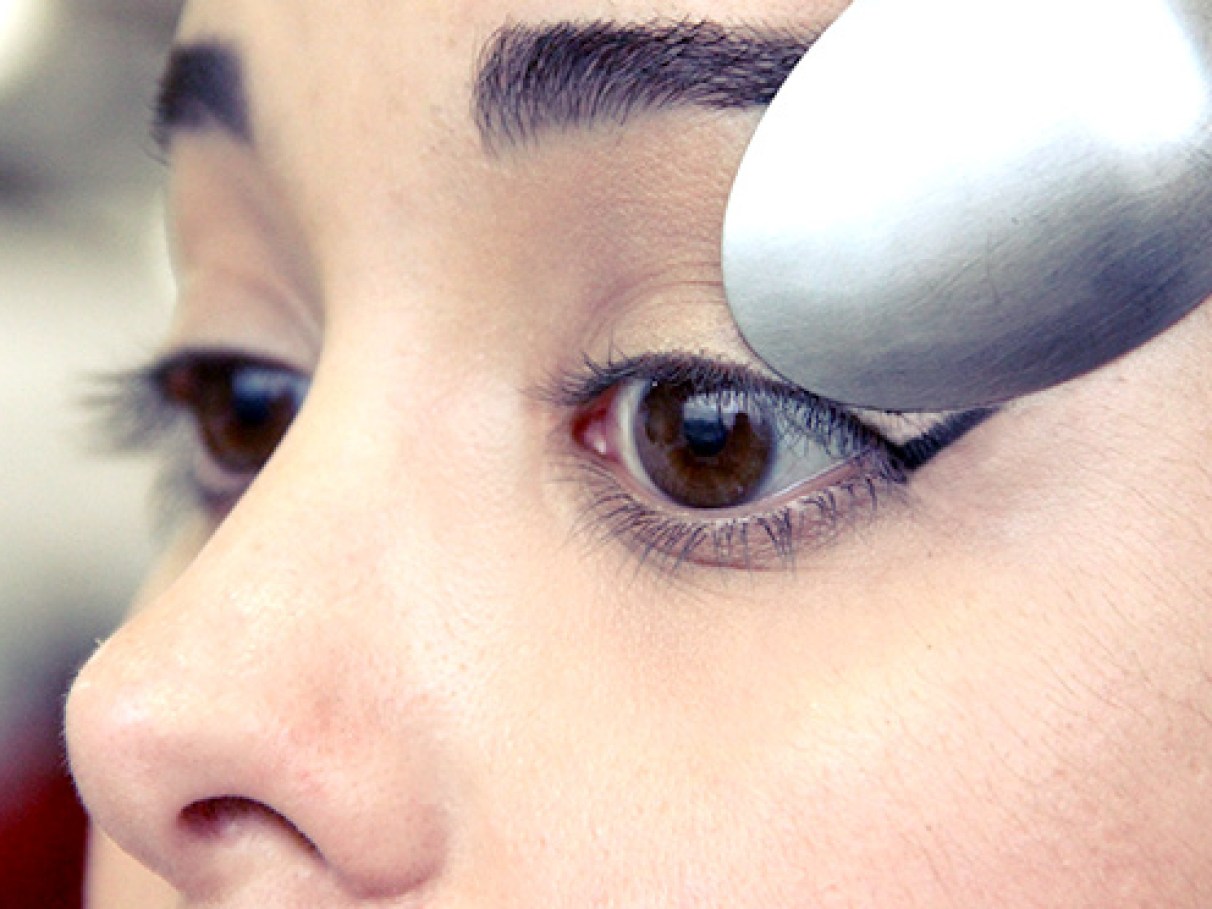 maquiagem com colher