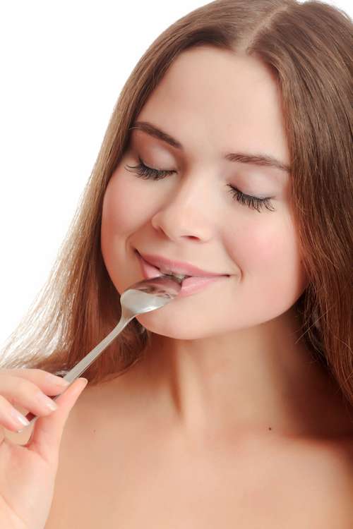 Colher Gelada: O Segredo para Reduzir Olheiras e Inchaço Matinal