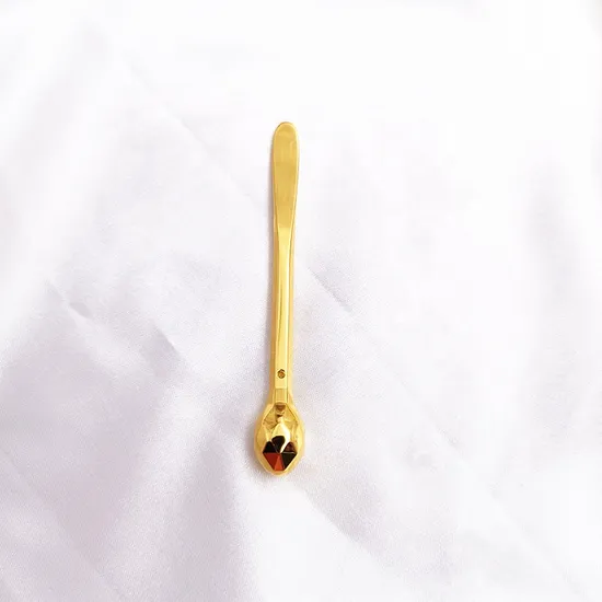 Colher Gelada: O Segredo para Reduzir Olheiras e Inchaço Matinal