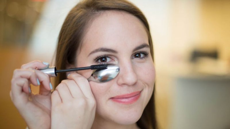 Colher Gelada: O Segredo para Reduzir Olheiras e Inchaço Matinal