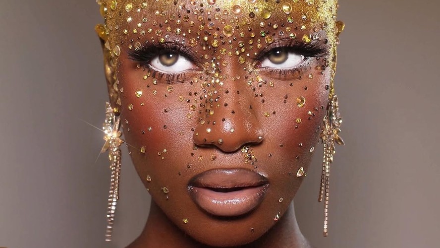 Maquiagem para Iniciantes: O Segredo para Aplicar Glitter sem Sujeira