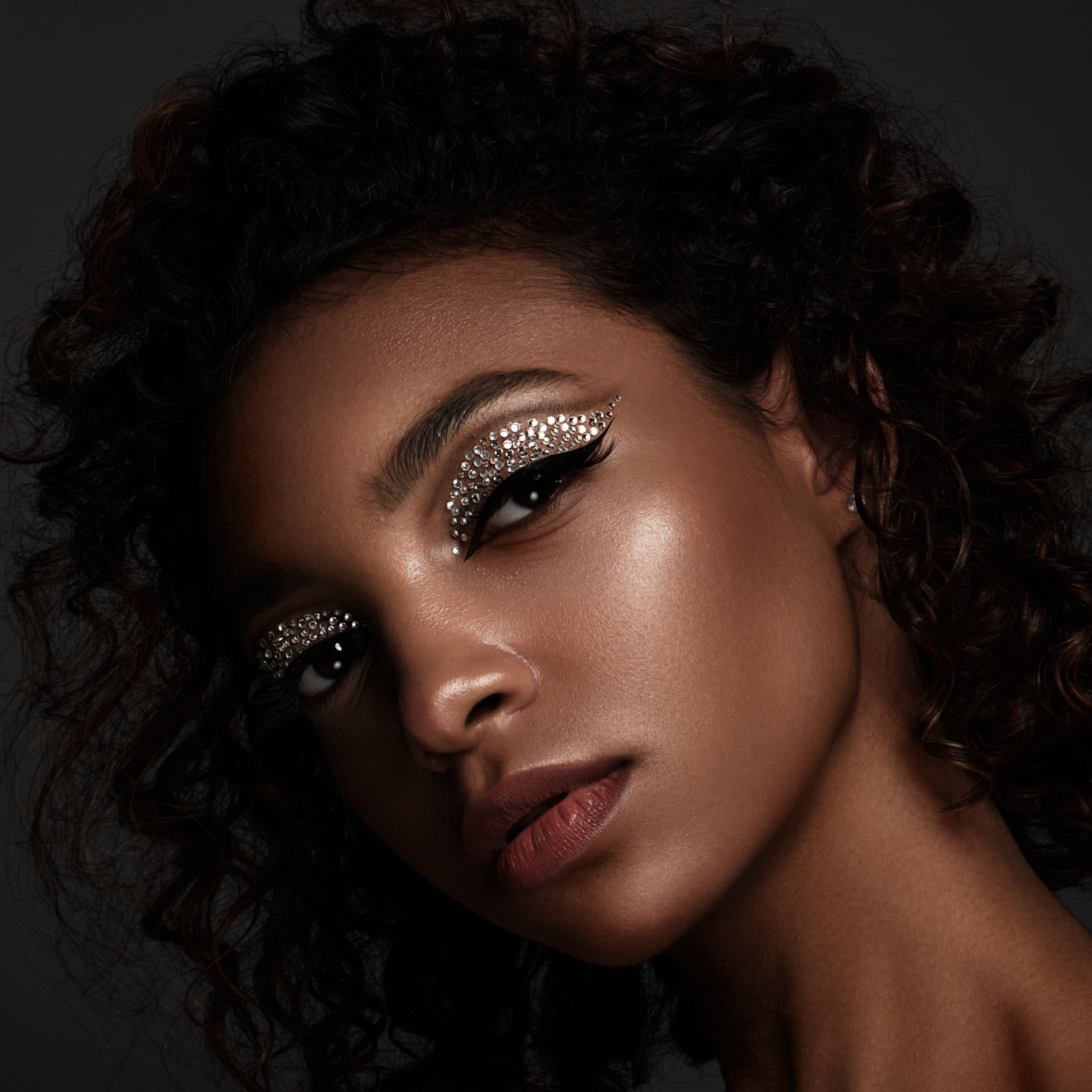 Glitter Cosmético vs. Glitter Artesanal: Entenda a Diferença e Evite Riscos