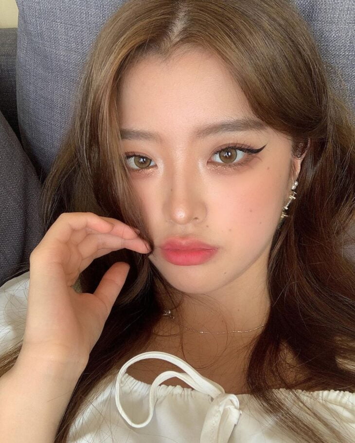 sobrancelhas retas maquiagem