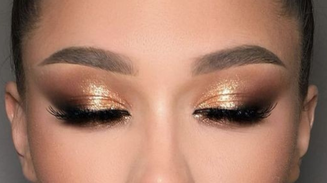 como fazer maquiagem marrom dourado com glitter