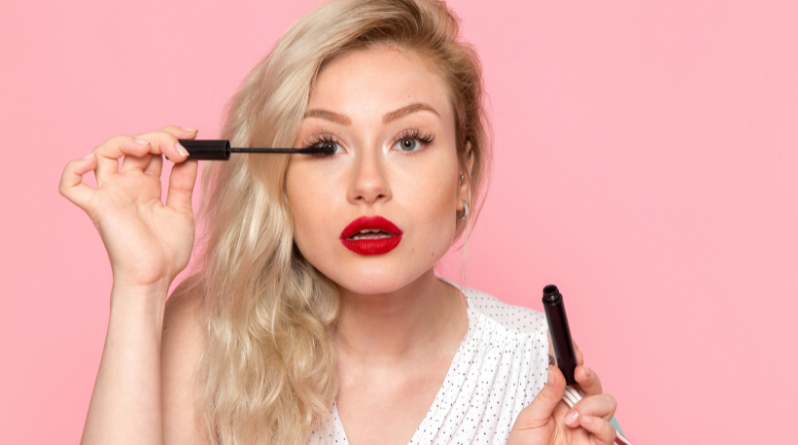 Como Lidar com a Pressão Estética e Manter uma Relação Saudável com a Maquiagem