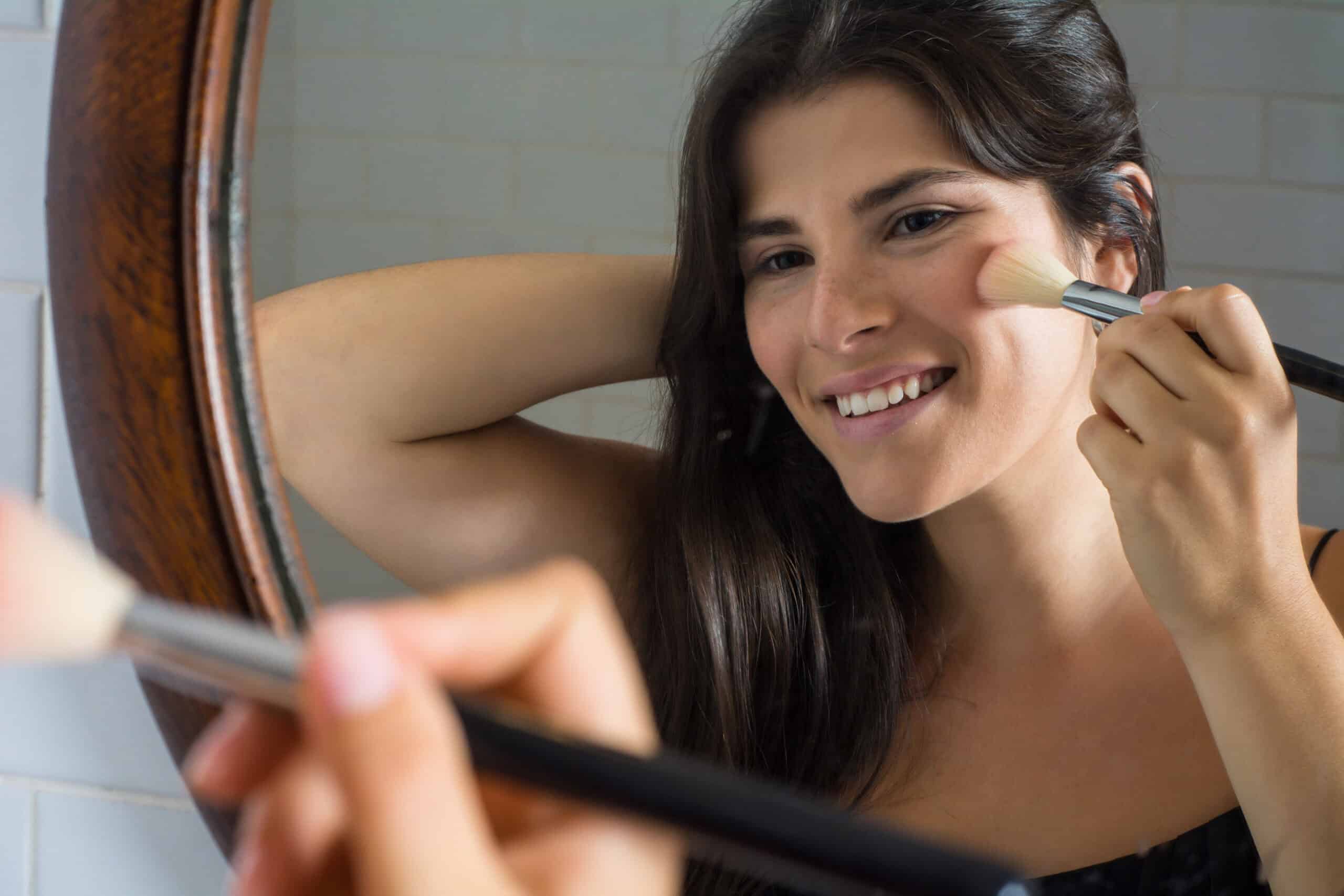 Além da Estética: O Papel da Maquiagem no Empoderamento Feminino