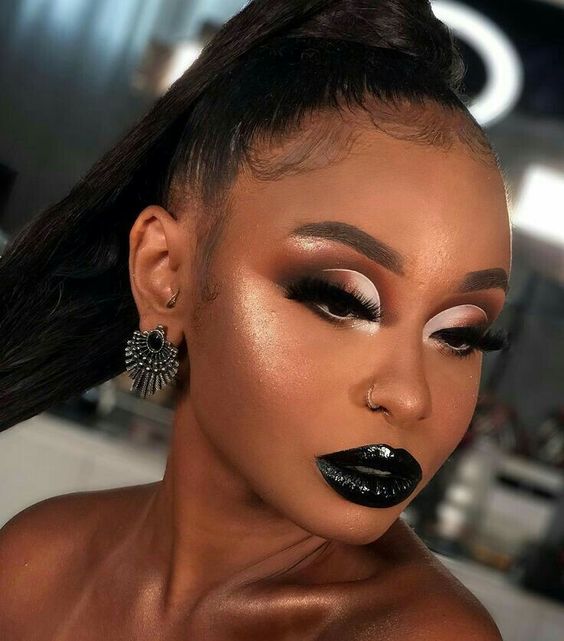 Smokey Eye Descomplicado: Técnicas e Produtos Essenciais para um Olhar Dramático