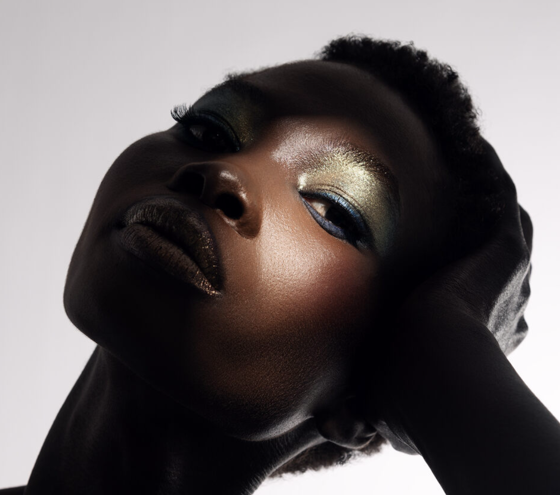 erros comuns ao fazer maquiagem futurista