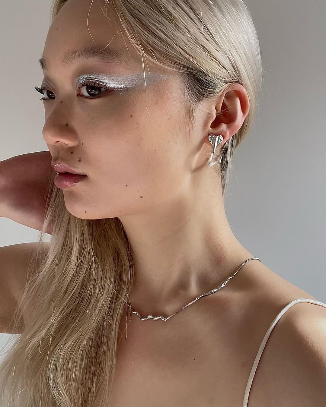 maquiagem futurista vs maquiagem tradicional