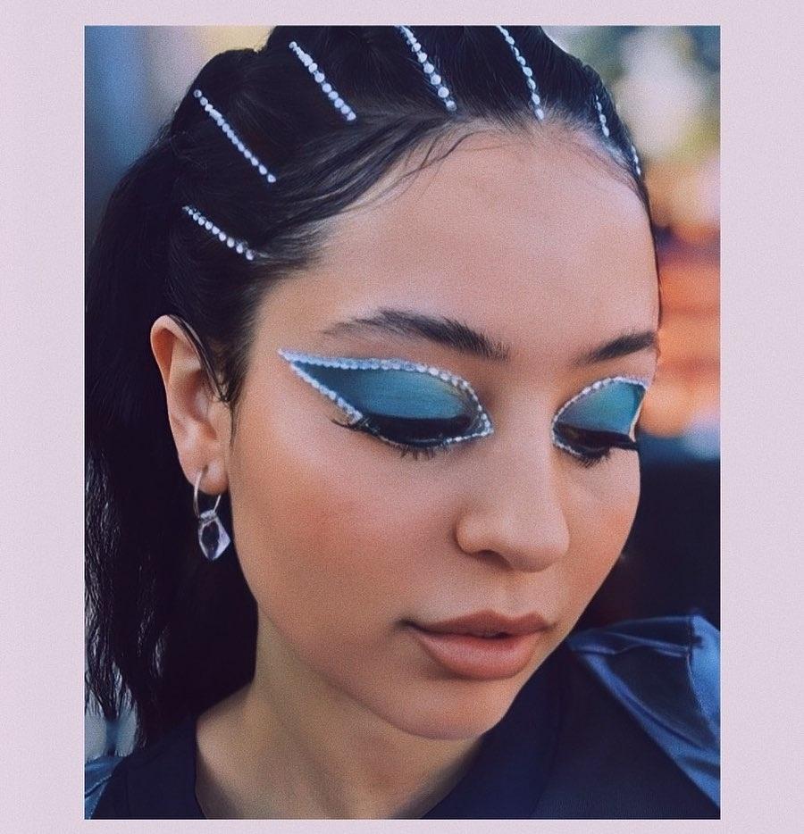 maquiagem futurista vs maquiagem tradicional