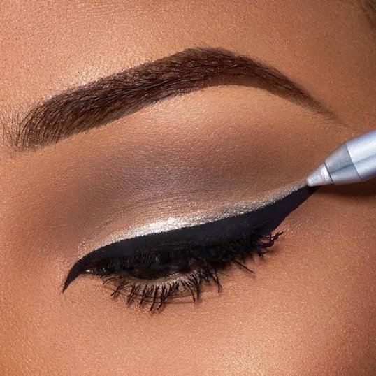 Foxy Eyes vs. Cut Crease: Qual Técnica Escolher para Seu Olhar?
