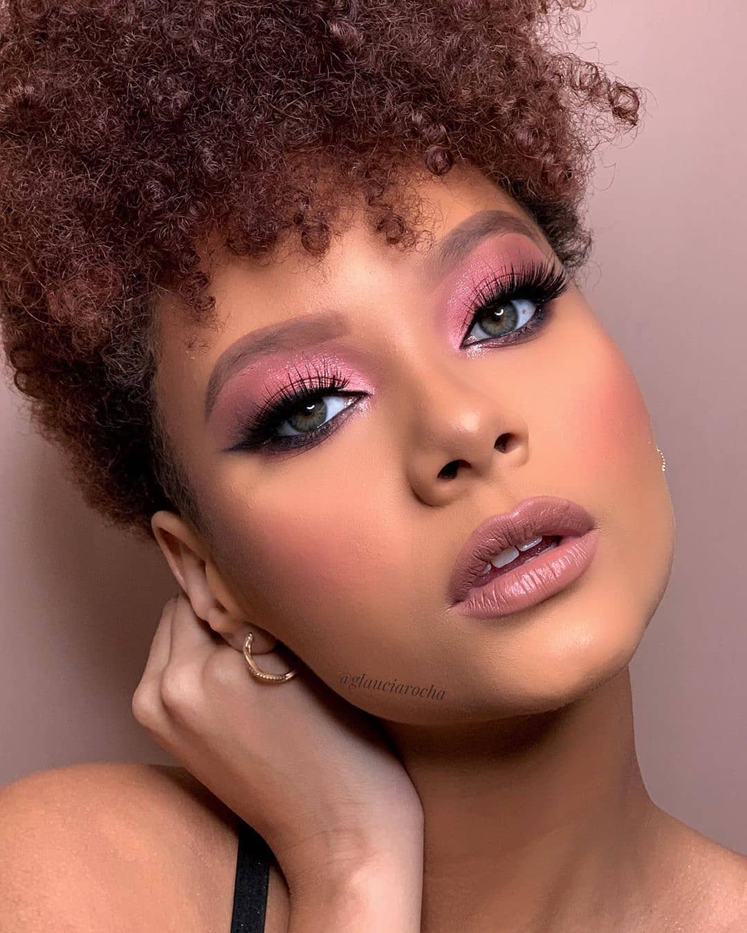 5 ideias de títulos:
1. Maquiagem de Festa para Pele Morena: Guia Completo
2. Destaque Sua Beleza: Maquiagem Noturna para Pele Morena
3. Segredos de Maquiagem para Pele Morena: Do Dia à Noite
4. Cores que Valorizam: Maquiagem de Festa para Todos os Tons de Pele Morena
5. Tutorial Rápido: Maquiagem de Festa Deslumbrante para Pele Morena