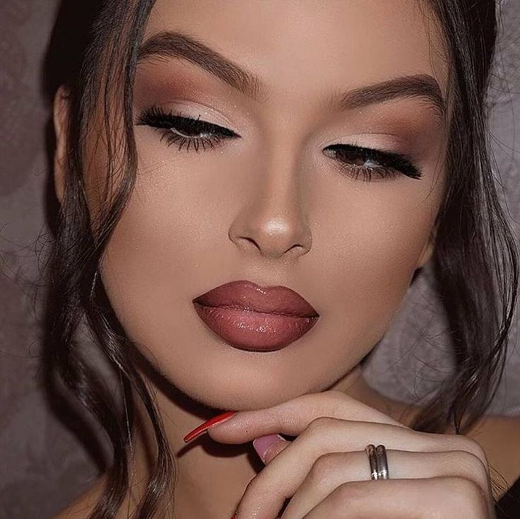 Boca Ombré ou Vermelho Atemporal: O dilema dos lábios na formatura 2026