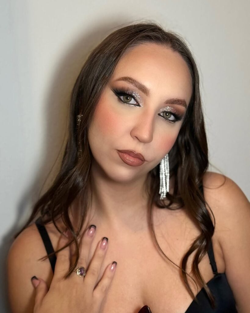 Delineado Marrom vs. Preto: Qual escolher para sua maquiagem de formatura?