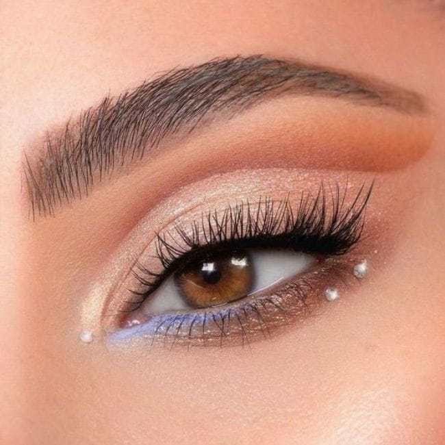 Maquiagem minimalista: produtos essenciais para um look rápido