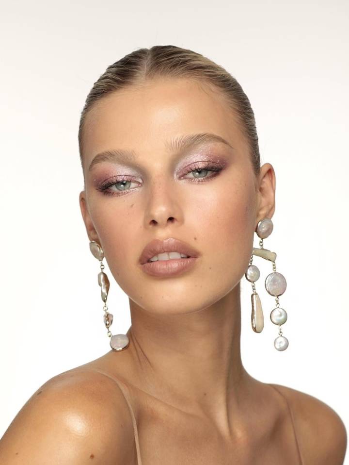 Maquiagem minimalista: produtos essenciais para um look rápido