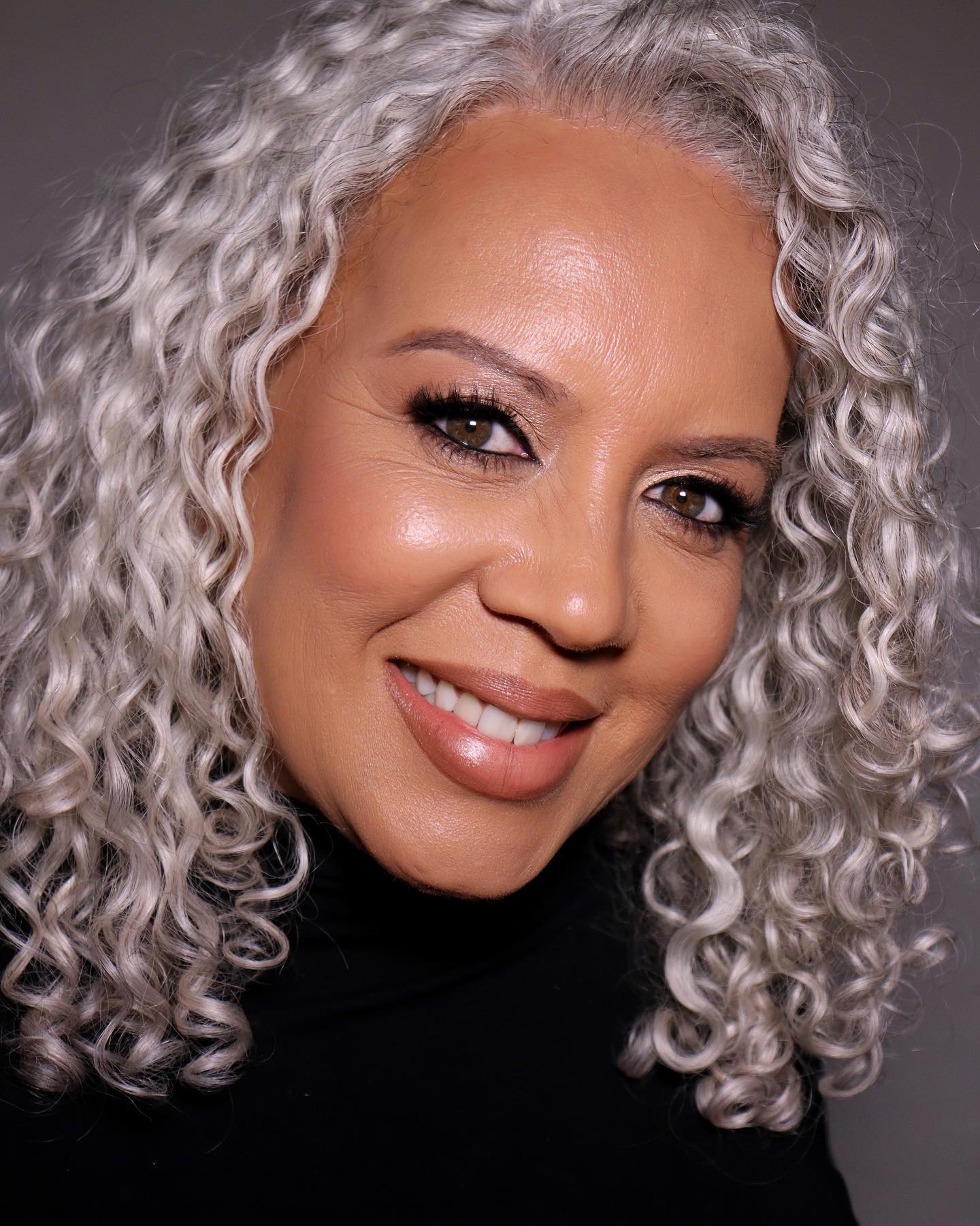 Técnicas de maquiagem para rejuvenescer o olhar em peles maduras