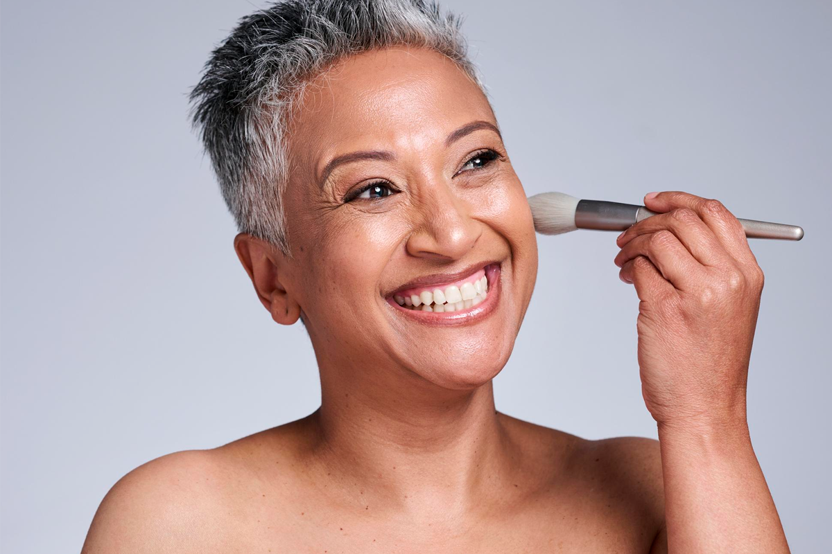 Evite esses 5 erros comuns de maquiagem que envelhecem a pele madura