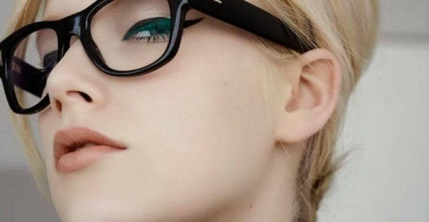 Guia Completo de Armações de Óculos que Valorizam a Maquiagem