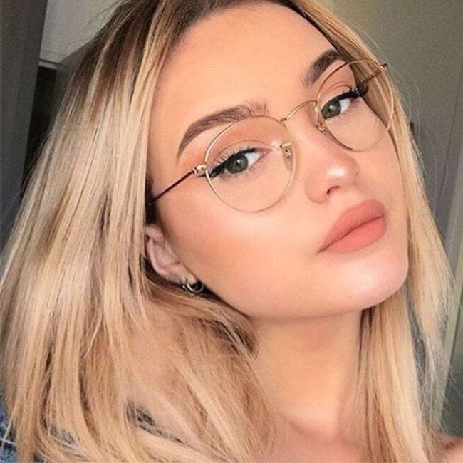 Como Escolher a Base e o Corretivo Ideal para Evitar Marcas de Óculos