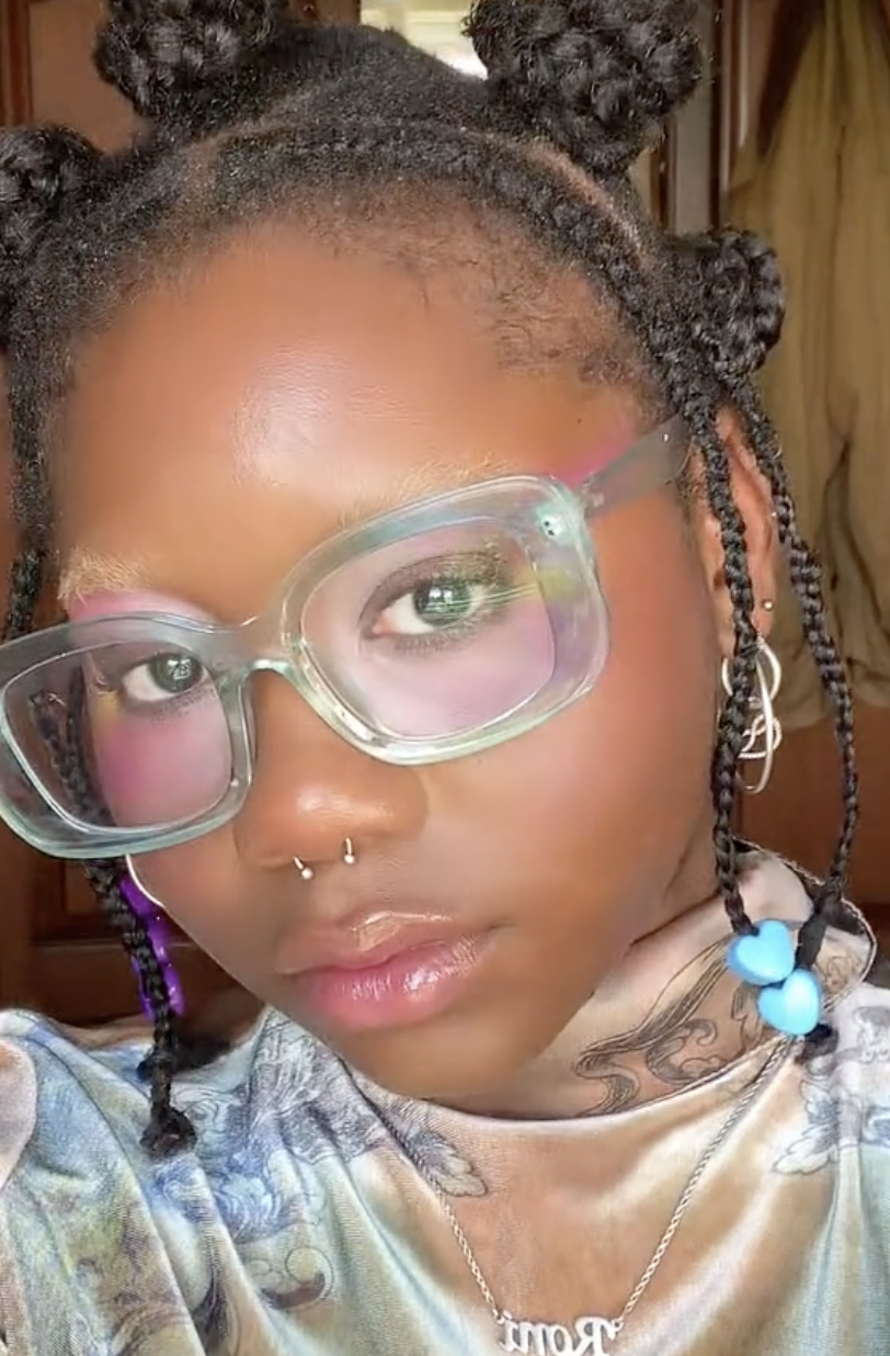 Guia Completo de Armações de Óculos que Valorizam a Maquiagem