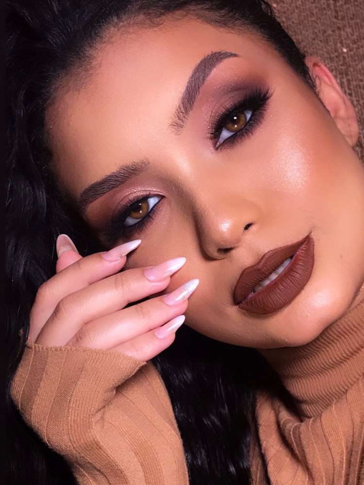 Descubra os melhores tons de batom para harmonizar com seu look marrom