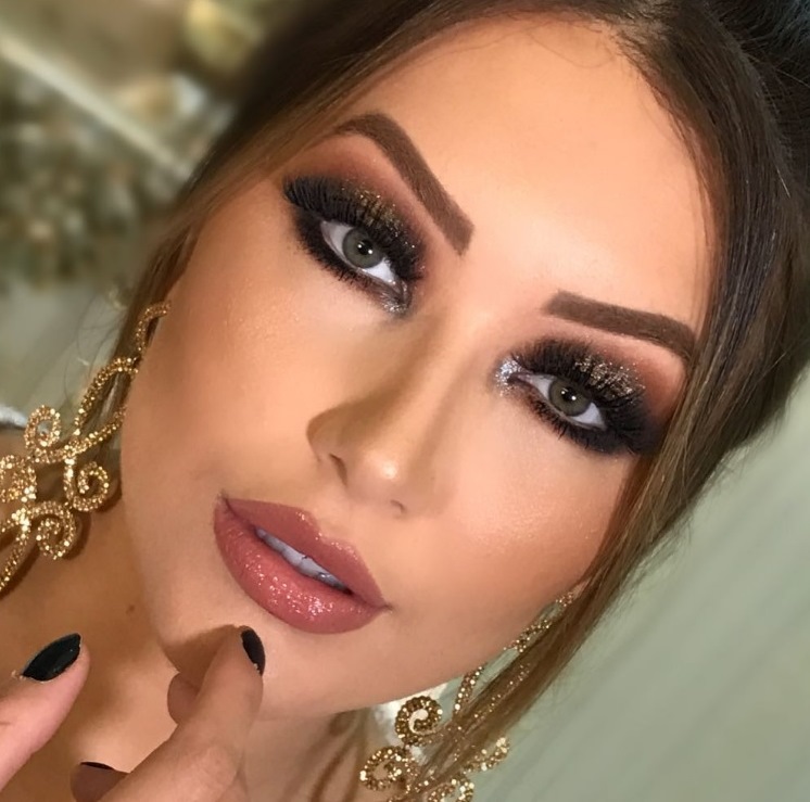 Como Escolher o Esmalte Perfeito para Combinar com Seu Vestido Verde